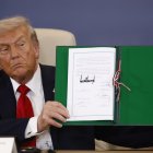 El presidente de Estados Unidos Donald Trump muestra el documento firmado con la paz en Gaza.