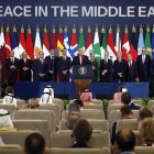 Imagen de Donald Trump, ayer en Egipto, durante la cumbre por la paz en Oriente Medio.