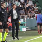 José Ángel Ziganda da órdenes a su jugadores en un momento puntual del partido.