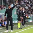 Iván Ania dirige a sus jugadores desde su área técnica en el banquillo cordobés.