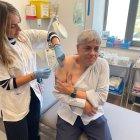 El delegado territorial de la Junta en León, Eduardo Diego, quiso dar ejemplo y se vacunó en el centro de salud de Eras.