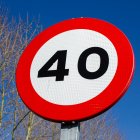 Las señales de velocidad recuerdan los límites en cada tramo, aunque los radares móviles refuerzan su cumplimiento con controles diarios rotativos en León.