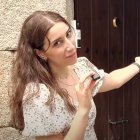 Rocío Meiriño en la puerta de su casa de piedra en Vilar de Condes, donde documenta su reforma low cost.