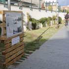 Uno de los palés utilizados como soporte para mostrar fotos y planos de los molinos de León capital.