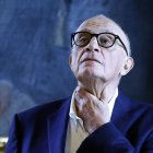 El presidente del Banc Sabadell, Josep Oliu (c), tras la comparecencia que ha ofrecido este viernes en la sede de la Cambra de Comerç, para valorar el fracaso de la opa del BBVA contra el banco catalán.