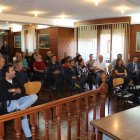 Santiago Gutiérrez, vicerrector de la ULE, habla en la reunión de Boca de Huérgano.