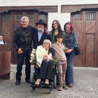 Belita Gracia rodeada por su familia en el patio del Centro Leonés de Arte.