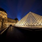 Foto de archivo con una vista de la pirámide de la entrada al museo del Louvre, en París EFE/IAN LANGSDON.
