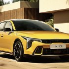 Atrevida estética y profusión de adopciones tecnológicas. Kia lanza un órdago con el K4, rompiendo la línea que venía separando los segmentos C y D.