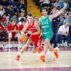 Van der Heijden intenta superar a Iñaki Álvarez.