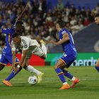 El delantero francés del Real Madrid, Kylian Mbappé, celebra el primer gol del equipo madridista durante el partido de la jornada 9 de LaLiga EA Sports que Getafe y Real Madrid disputaron en el Coliseum, en Getafe (Comunidad de Madrid). EFE/Sergio Perez.