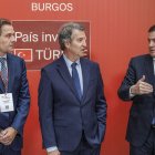 El presidente de Castilla y León, Alfonso Fernández Mañueco (d), el presidente del Instituto de la Empresa Familiar, Ignacio Rivera (i), y el presidente del PP, Alberto Núñez Feijóo (d), durante la inauguración del XXVIII Congreso Nacional de la Empresa Familiar este lunes, en Burgos (Castilla y León). El rey Felipe VI ha señalado la profesionalización, la incorporación de buenas prácticas de gobernanza y la formación de las nuevas generaciones como instrumentos necesarios para asumir con éxito los retos de la gestión empresarial, y ha destacado el impulso transformador de las empresas familiares, un pilar fundamental para la economía.