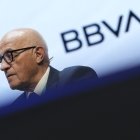 Oliu, presidente del Sabadell, ante el logo del BBVA en el foro World in Progress.