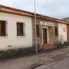 Edificio de la antigua escuela taller de Cistierna en el barrio de Santa Bárbara.