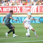 Luis Chacón controla el balón en el partido que enfrentó a la Cultural contra el Castellón.