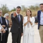 Imagen de archivo del presidente del Gobierno, Pedro Sánchez (c) junto a la alcaldesa de Alcorcón, Candelaria Testa, y los ministros de Vivienda y Agenda Urbana, Isabel Rodrígueza (i) y para la Transformación Digital y de la Función Pública, Óscar López