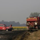 Archivo - Furgonetas y camiones de la UME, en tierra quemada tras un incendio.