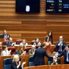 Mañueco felicita a Carriedo tras la aprobación del techo de gasto.