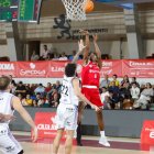 Mckay, autor de cuatro puntos, lanza a canasta ante el intento de tapón de Santana.