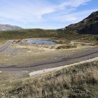 La carretera que comunica Salencias y Cebolledo se suele colapsar en los días de más afluencia de esquiadores.