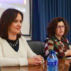 Elisa Pérez Ramírez, en primer plano, es presentada por una profesora de la ULE.