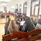Estudiantes de Derecho siguen el juicio en la sala de vistas.