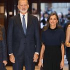 Un estilismo coordinado en tonos oscuros, brillo contenido y melena suelta que transmite elegancia, cohesión y modernidad institucional.