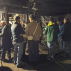 Un momento de la visita a la cueva natural donde entrenaba la Brigada de Salvamento.