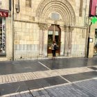 Una mujer reza en la capilla del Cristo de la Victoria, en la calle Ancha.