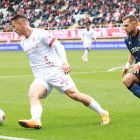 Manu Justo pelea en la punta de ataque culturalista, pero sin acierto de cara al gol.