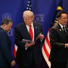 Donald Trump, entre los primeros ministros de Camboya y Tailandia.
