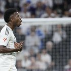 El delantero del Real Madrid Vinicius Jr, reacciona al ser sustituido durante el partido de la décima jornada de LaLiga EA Sports, que Real Madrid y FC Barcelona disputaron en el estadio Santiago Bernabéu. EFE/ Sergio Perez.