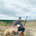 Borja Llamazares salió a cazar ayer con sus perros Bimba y Dana. En la foto con uno de ellos.