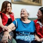 Voluntarias de Cruz Roja acompañan a una mujer.