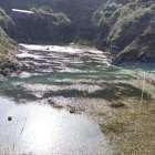 Las dos boyas amarillas que señalan los lugares donde se encuentran sumergidos los vehículos arrojados por Da Silva en Berbes.