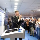 Alfonso Fernández Mañueco, ayer, es aplaudido por los suyos.