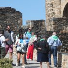 Turistas y peregrinos coinciden en el entorno del Castillo de Ponferrada.