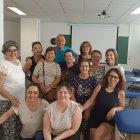 as fisioterapeutas de la Gasbi Yolanda Escribano y Ana Martínez junto con el primer grupo del taller