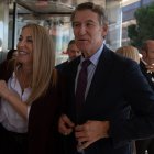 La presidenta de la Junta de Extremadura, María Guardiola, y el presidente del PP, Alberto Núñez Feijóo, durante la gala de los XXIV Premios Autónomo del Año, en el Auditorio Santander, a 27 de octubre de 2025, en Madrid (España). 