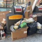 Basura desparramada junto a los contenedores de recogida neumática