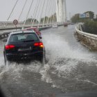 <p>Varios vehículos transitan por la ronda de circunvalación de Sevilla bajo una fuerte lluvia y con balsas de agua acumuladas en la calzada. EFE/ Julio Muñoz</p>