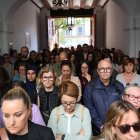 Asistentes al minuto de silencio en el Ayuntamiento de Catarroja.
