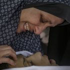 Una madre llora ante el cuerpo de su hijo muerto.