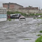 Fotografía de una calle inundada debido al paso del huracán Melissa este martes, en Kingston (Jamaica). El potente huracán Melissa tocó tierra en Jamaica con vientos máximos sostenidos cercanos a los 295 kilómetros por hora (185 millas), lluvias torrenciales y marejadas que amenazan con provocar inundaciones y daños catastróficos. EFE/Rudolph Brown