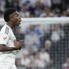El delantero del Real Madrid Vinicius Jr, reacciona al ser sustituido durante el partido de la décima jornada de LaLiga EA Sports, que Real Madrid y FC Barcelona disputan este domingo en el estadio Santiago Bernabéu. EFE/ Sergio Perez