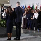 Los reyes Felipe VI y Letizia realizan una ofrenda floral durante el funeral de Estado por las 237 víctimas de la dana.