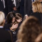La reina Letizia junto a una de las niñas víctimas de la dana.