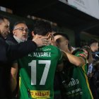 Adri Álvarez, autor del gol del empate y que fallaba en la tanda de penaltis, es consolado por compañeros y amigos tras acabar el partido frente al Mirandés.
