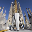 GRAFCAT2110. BARCELONA, 18/09/2025.- Aspecto de parte de la cruz que coronará la Torre de Jesucristo, cuando la Sagrada Familia alcanzará su cúspide de 172,5 metros de altitud al culminar la Torre de Jesucristo en junio de 2026, en el centenario de la muerte de Antoni Gaudí, mientras sigue pendiente de resolver la polémica por la futura escalinata de la fachada de la Glòria. EFE/Marta Pérez