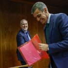 El presidente del Gobierno, Pedro Sánchez (d), conversa con el secretario general del Grupo Socialista en el Senado, Alfonso Gil (c), tras concluir su comparecencia ante la comisión de investigación del caso Koldo, este jueves en el Senado.